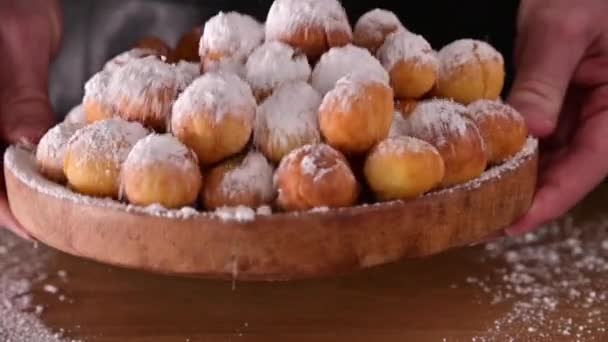 焼きカスタゴレ。イタリアのカーニバル期間中の伝統的な甘いペストリー。ストリートフード、ヴェネツィアのカーニバルのための砂糖と丸いビスケット。スペースのコピー. — ストック動画