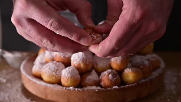 Gebackene Kastagnetten. Traditionelles süßes Gebäck während der Faschingszeit in Italien. Street Food, runde Kekse mit Zucker für den Karneval von Venedig. Kopierraum. — Stockvideo