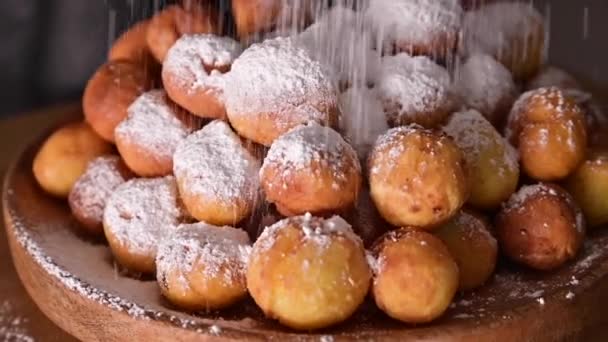 Випікла казаньєль. Традиційні солодкі випічки під час карнавального періоду в італії. Вулична їжа, круглі печиво з цукром для карнавалу Венеції. Копіювальний простір. — стокове відео