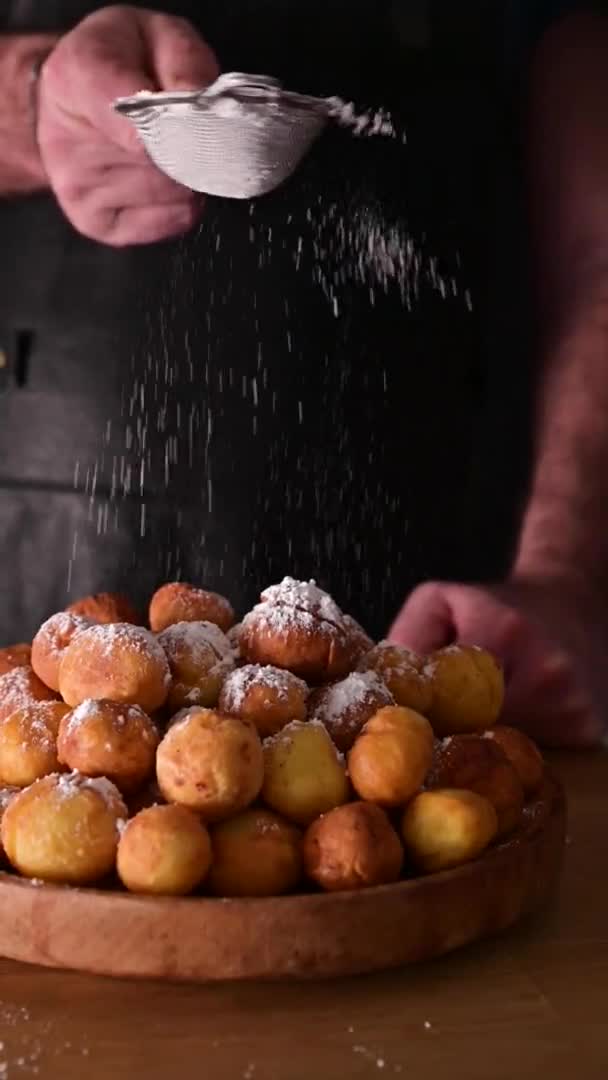 Castagnole al forno. Dolci dolci tradizionali durante il periodo di carnevale in Italia. Street food, biscotti rotondi con zucchero per il carnevale di Venezia. Copia spazio. — Video Stock