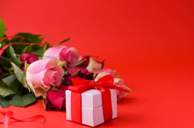 Kadınlar Günü konsepti ve Sevgililer Günü tebrik kartı. Hediyeli kompozisyon, güller. Metin için boşluk.