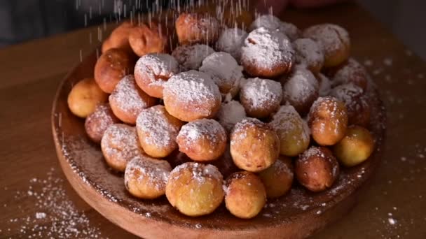 Castagnole al horno. Pasteles dulces tradicionales durante el período de carnaval en italia. Comida callejera, galletas redondas con azúcar para el carnaval de Venecia. Copiar espacio. — Vídeo de stock