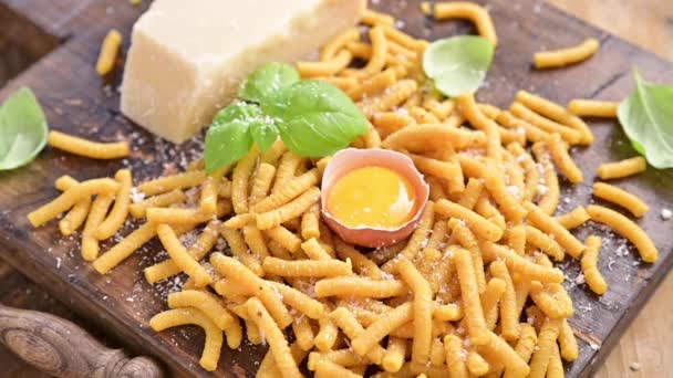 Tavuk suyunda pişirilmiş makarna, taze makarna. Brodo ve peynir dolu Passatelli. Yumurtadan yapılmış bir makarna, rendelenmiş parmesan peyniri. Tipik Pesaro, Urbino ve Emilia Romagna. Yavaş çekim — Stok video