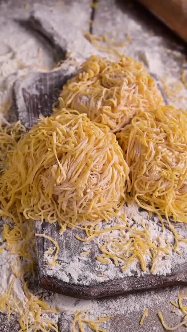 Tagliatelle pasta är tunn. Traditionell italienska som heter Angel Hair. — Stockvideo