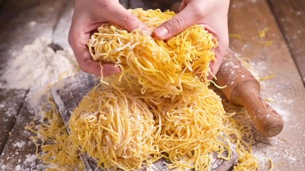 타 글 리아 텔레 파스타는 얇다. 천사 털이라고 하는 이탈리아의 전통 음식. — 비디오