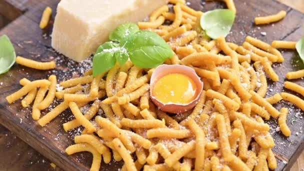 Pasta cooked in chicken broth , fresh pasta. Passatelli in brodo and pouring cheese. A pasta formed of eggs, grated Parmesan cheese. Typical for Pesaro, Urbino and Emilia Romagna. Slow-motion — Stock Video