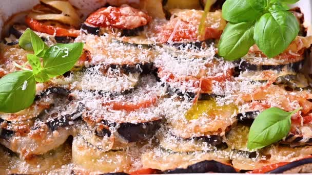 Оливковое масло наливают в лазанью. Традиционная итальянская еда. Запеченные баклажаны, помидоры с соусом, пармезан и базилик. Сельская пища для здорового питания. Овощи на обед. — стоковое видео