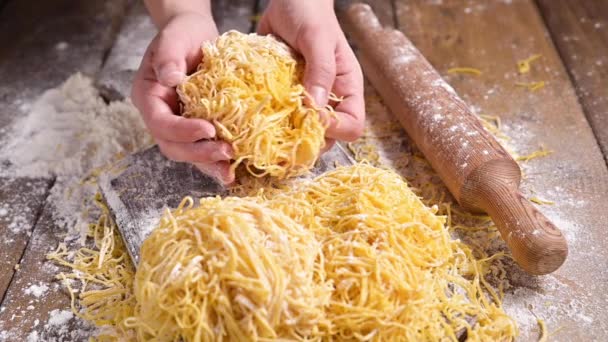 La pasta tagliatelle è sottile. Tradizionale italiano chiamato Angelo Capelli. — Video Stock