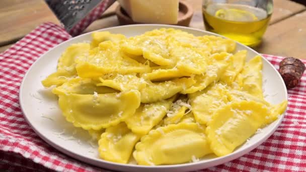 Tartollini met kaas of vlees op een bord met geraspte parmezaanse kaas en olijfolie. Traditioneel gerecht in Italië, Emilia Romagna regio. Zelfgemaakte gevulde pasta. Italiaanse keuken — Stockvideo