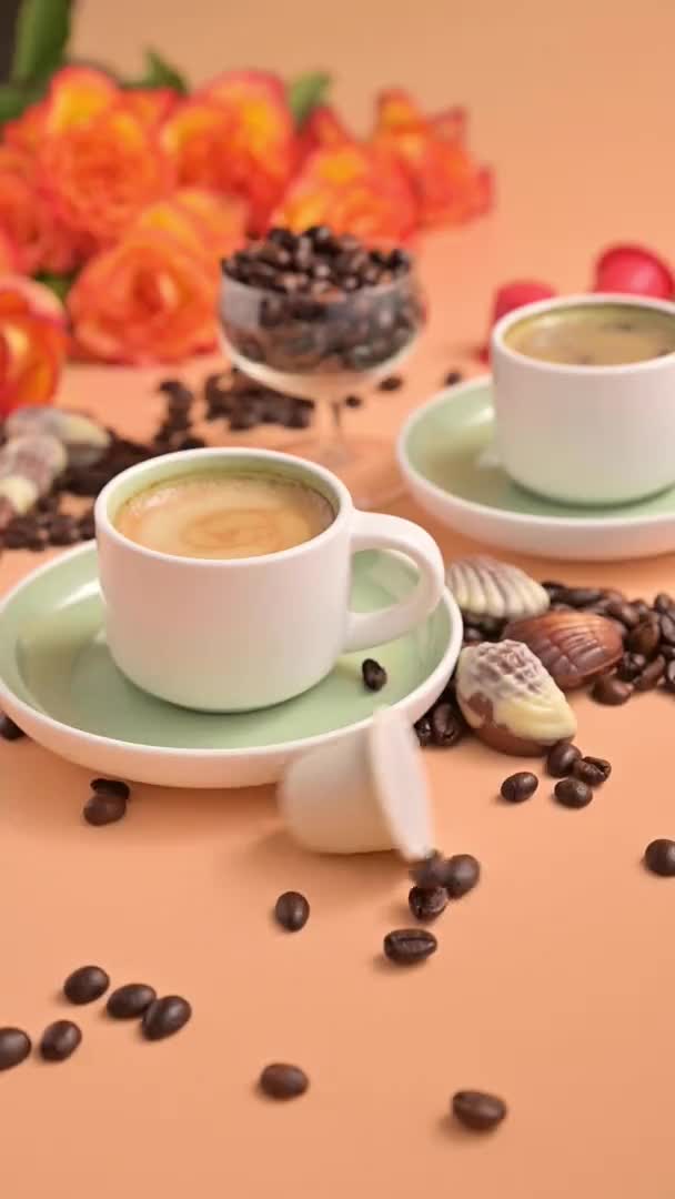 Kapszulák egy kávéfőző géphez. Aromás olasz kávé gyönyörű hamvasztással. Arabica kávébab hagyományos ital készítéséhez. Függőleges videó. — Stock videók