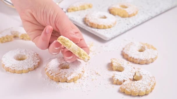 Canestrelli, tradizionali biscotti alla camomilla ligure con zucchero a velo. Vacanze prodotti da forno da sud Italia, frolla pasta in mano. Video orizzontale — Video Stock