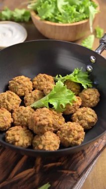 Taze vejetaryen falafel. Kızarmış falafel köfteleri kızartma tavasında. Lezzetli sağlıklı yiyecekler, Mısır ve Asya için geleneksel..