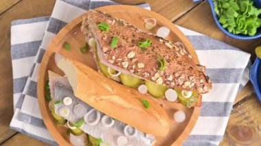 Hollanda ringası. Hollanda ringa balıklı tost, soğan, turşu. Geleneksel köy mezeleri ve deniz ürünleri. Hollanda 'da popüler yiyecekler.