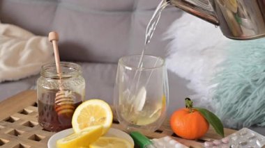 Limonlu ve ballı çay. Savaşan Virüslerde Sağlık İçin Sıcak Bir İçecek Yapıyorum