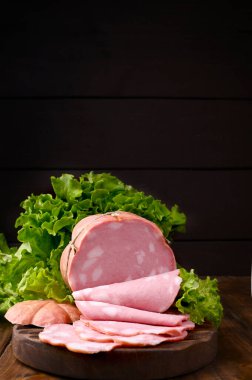 Bir sürü mortadella ve tahta üzerinde dilimler. Geleneksel büyük sosis ve karabiberli şam fıstığı Emilia Romagna ve Bologna şehri. Boşluğu kopyala.