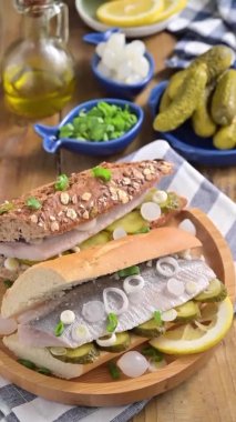 Hollanda ringası. Hollanda ringa balıklı tost, soğan, turşu. 