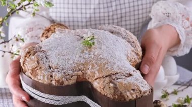 Paskalya için geleneksel İtalyan tatlıları - Paskalya güvercini 