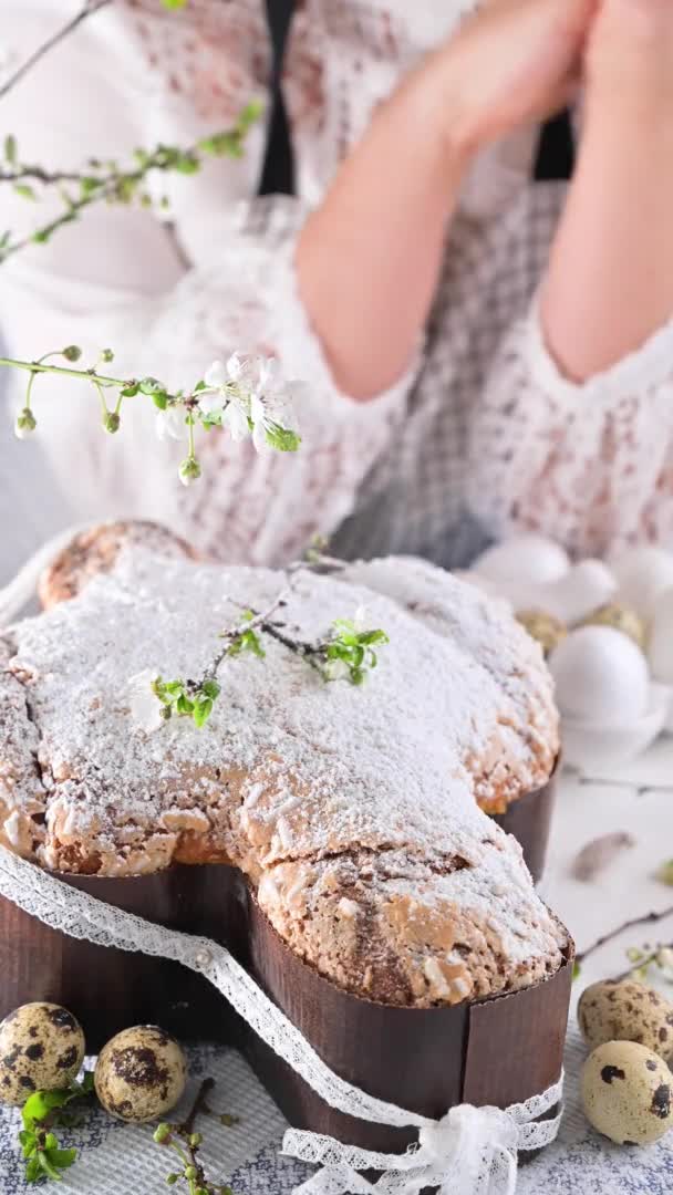 Traditionele Italiaanse desserts voor Pasen - Paasduif — Stockvideo