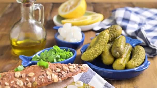 Hareng hollandais. Toast au hareng hollandais, oignons, cornichons. Apéritif rustique traditionnel aux fruits de mer. Nourriture populaire aux Pays-Bas. La main prend un sandwich. — Video