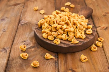 Tahta üzerinde Tortellini mignon. Bologna ve Emilia Romagna 'dan özel yemekler.