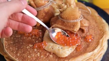 Maslenitsa. Tereyağlı ve kırmızı havyarlı ince krepler. Rusya 'da bahar tatili için geleneksel hamur işleri.
