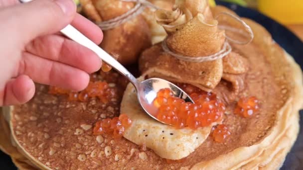 Maslenitsa. Panquecas finas com manteiga e caviar vermelho. Doces tradicionais de umas férias de primavera na Rússia. — Vídeo de Stock