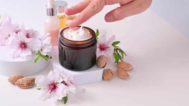 Una mujer se unta las manos con crema. Loción para el cuidado de las manos con aceite de almendras y vitaminas. Salud y belleza de la piel corporal. — Vídeos de Stock