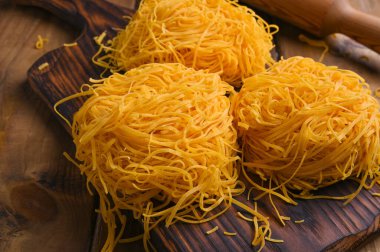 Tagliatelle makarnası incedir. Melek Saçlı Geleneksel İtalyanca.