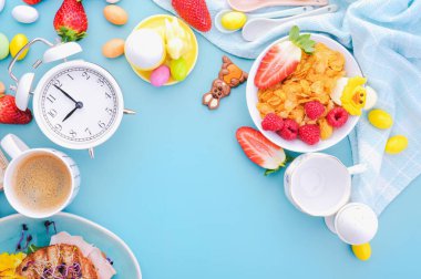 Parlak bir arka planda Paskalya kahvaltısı. Tam buğday unu, çırpılmış ekmek, çörek, espresso.