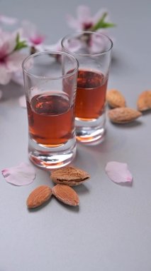 Badem likörü İtalya 'da geleneksel sert içki 