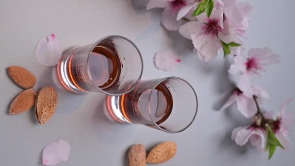 イタリアのアーモンド酒の伝統的な強い飲み物 — ストック動画