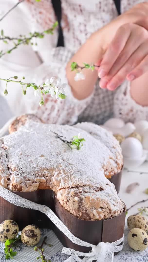 Traditionele Italiaanse desserts voor Pasen - Paasduif — Stockvideo