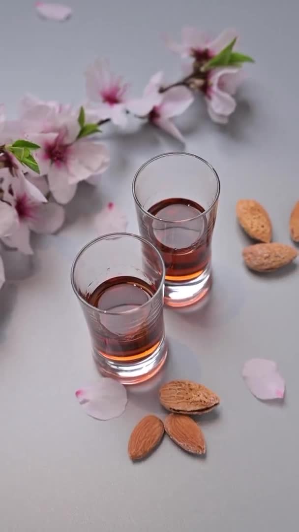 イタリアのアーモンド酒の伝統的な強い飲み物 — ストック動画