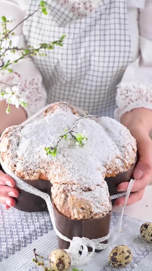 Traditionele Italiaanse desserts voor Pasen - Paasduif — Stockvideo