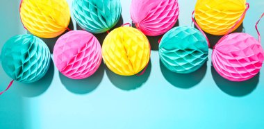 Mavi arka planda karnaval için çelenkler. Parlak şenlik dekoru. Poster ya da kartpostal. Uzayı kopyala Sert ışıkta yüksek kaliteli fotoğraf