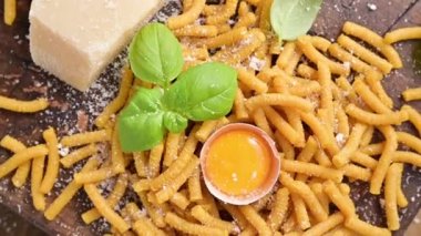 Tavuk suyunda pişirilmiş makarna, taze makarna. Brodo ve peynir dolu Passatelli. Yumurtadan yapılmış bir makarna, rendelenmiş parmesan peyniri. Tipik Pesaro, Urbino ve Emilia Romagna. Yavaş çekim