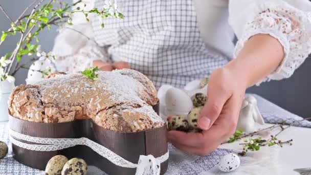 Traditionelle italienische Desserts zu Ostern - Ostertaube — Stockvideo