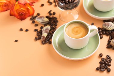 Köpüklü bir fincan aromatik espresso. Gelenek, kabuk şeklinde çikolataları olan bir İtalyan kahvaltı içeceğidir. Üst Manzara. Boşluğu kopyala.