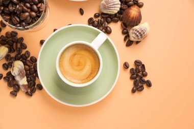 Köpüklü bir fincan aromatik espresso. Gelenek, kabuk şeklinde çikolataları olan bir İtalyan kahvaltı içeceğidir. Üst Manzara. Boşluğu kopyala.