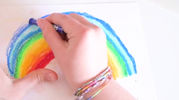 Chica pintando arco iris. Quédate en casa. — Vídeos de Stock