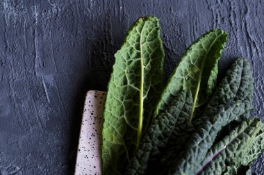 Bir demet kara lahana, İtalyan salatası, yeşil sebze izni, sağlıklı beslenme, vejetaryen yemeği. Süper yemek. 