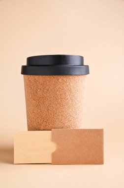 Bir fincan kahve paket olsun. Kartvizit modeli, bej arka planda eko kraft kağıdı