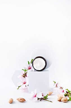 Hafif arka planda kremalı kavanoz.