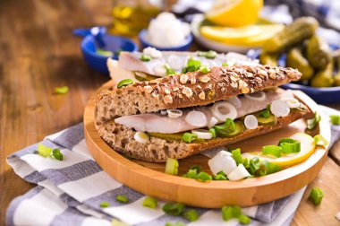 Hollanda ringası. Hollanda ringa balıklı tost, soğan, turşu.