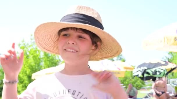 La niña en el jardín juega. Niño feliz en verano — Vídeos de Stock