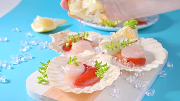 Chef preparando comida gourmet saludable, vieiras cocidas con caviar en un hermoso plato en conchas de mariscos. Un plato tradicional de francia y mariscos italia — Vídeos de Stock