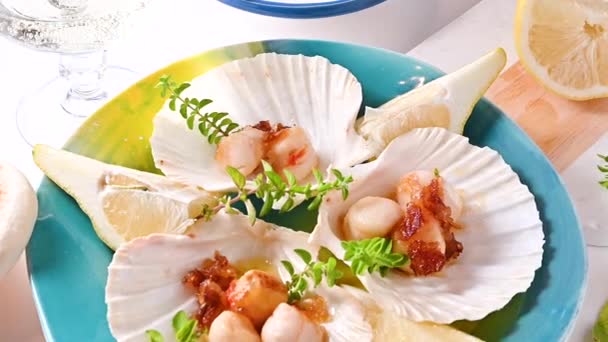 Vieira frita, comida gourmet saudável, vieiras escaldadas com caviar em um belo prato em conchas marisco. — Vídeo de Stock