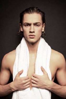 Siyah izole font arka planda beyaz iç çamaşırlı güçlü kaslı erkek model.