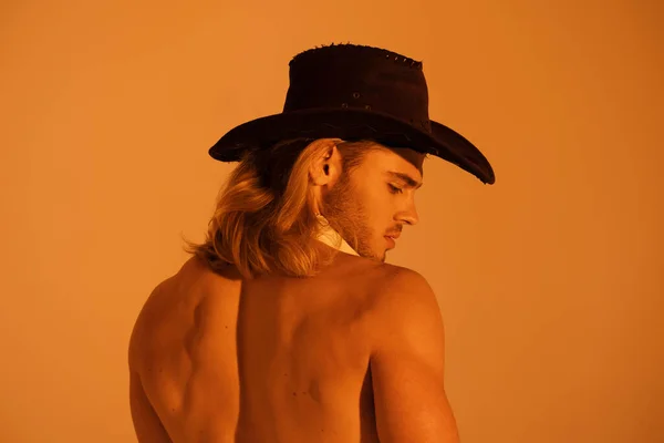Сексуальный Спортивный Мускулистый Блондин Длинными Волосами Ковбойской Шляпе Оранжевом Желтом Лицензионные Стоковые Фото