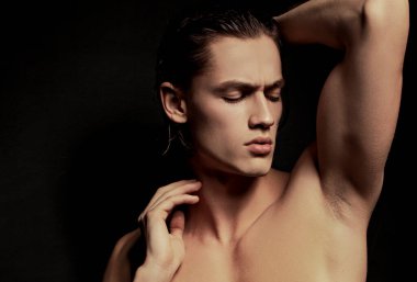 Siyah izole font arka planda beyaz iç çamaşırlı güçlü kaslı erkek model.